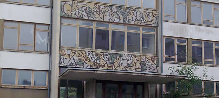 9/95Gymnasium/Eingang 01.jpg